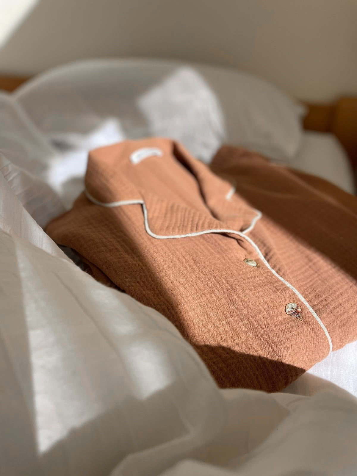Ethical two-piece set with button-up shirt and pants