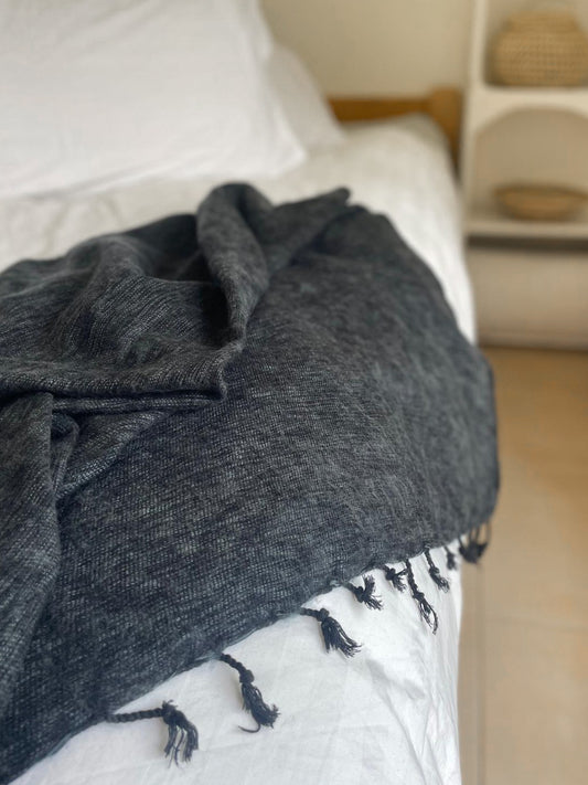 Soft Yak Wool Blanket in Charcoal Grey — Cosy and Eco-Friendly Throw